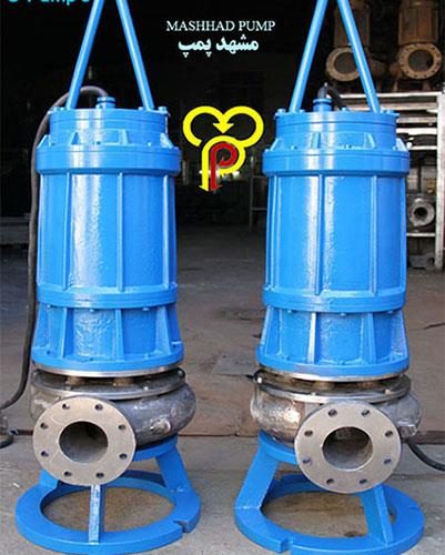 پمپ گل‌کش فیروزه‌ای مشهدپمپ در حال تخلیه مواد غلیظ از مخزن کارخانجات غذایی